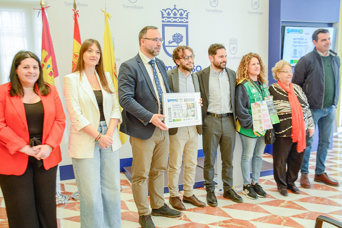 Foto de familia de la presentación del cupón dedicado a la Virgen de las Viñas de Tomelloso