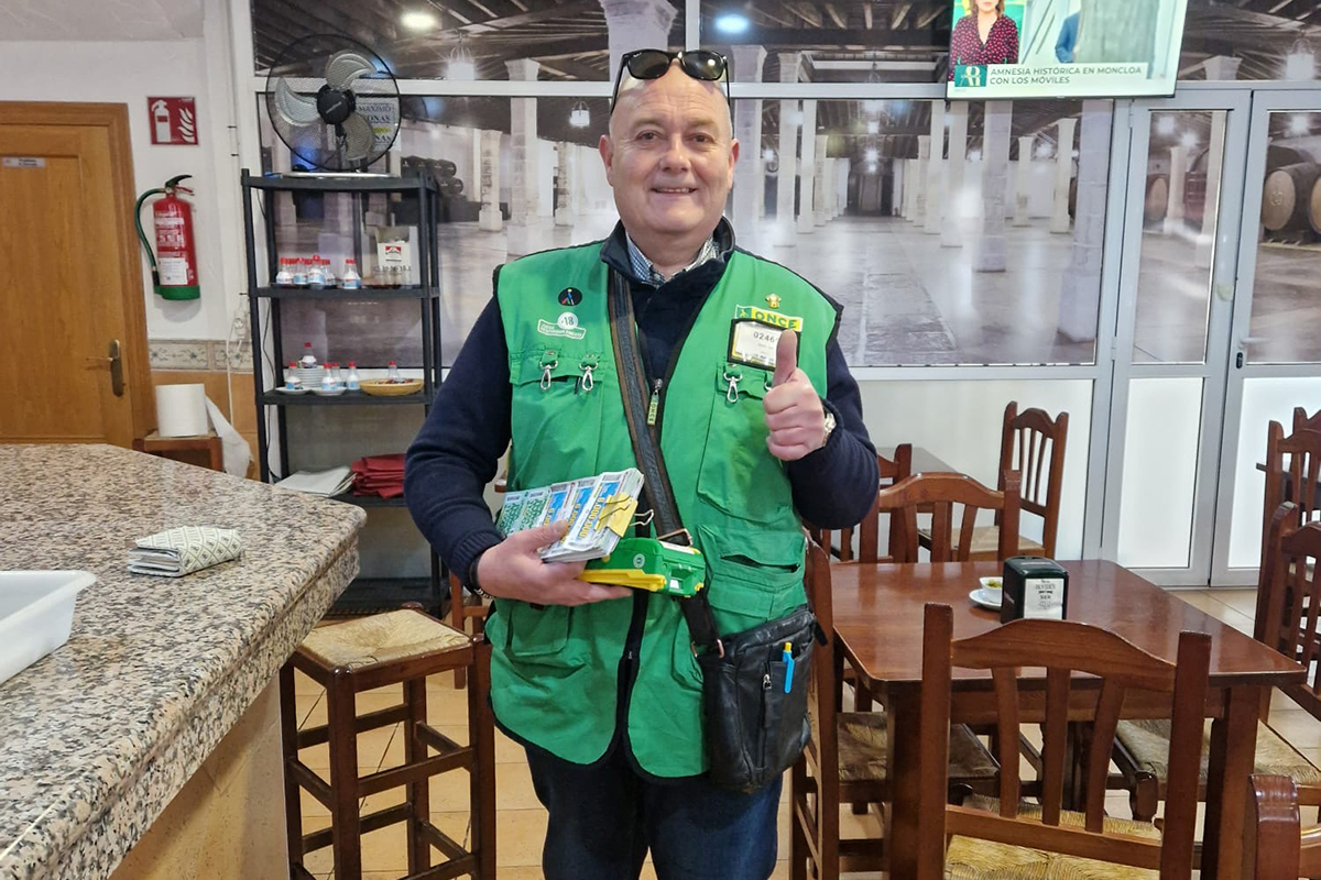 Diego Garijo con el chaleco y los productos de juego responsable, seguro y social de la ONCE