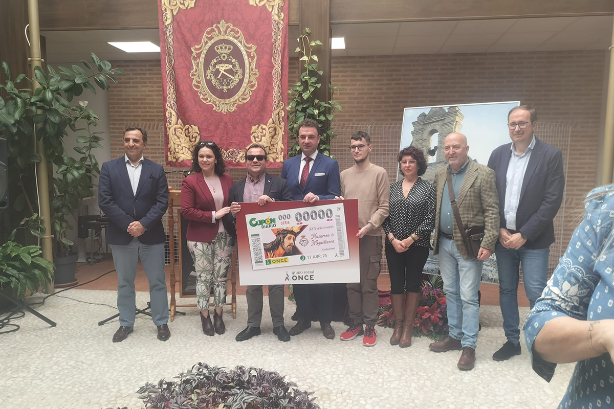 Foto de familia tras la presentación del cupón dedicado al 325 aniversario de la Hermandad de Nuestro Padre Jesús Nazareno de Miguelturra