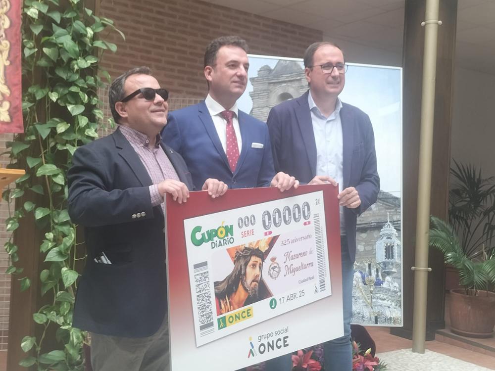 Lorenzo Villahermosa, director de la ONCE en Ciudad Real; Luis Ramón Mohíno, alcalde de Miguelturra; y Antonio Arenas, Hermano Mayor de la Hermandad con una imagen del cupón en la presentación