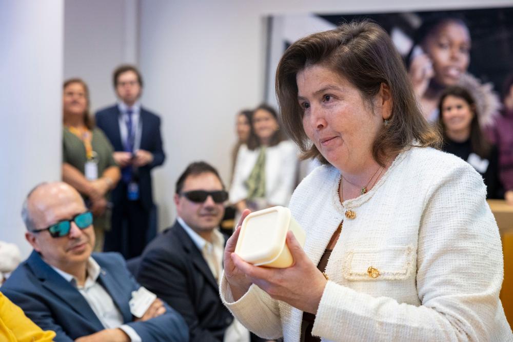 Bárbara Palau mostrando la importancia del etiquetado en braille ante varios Eurodiputados