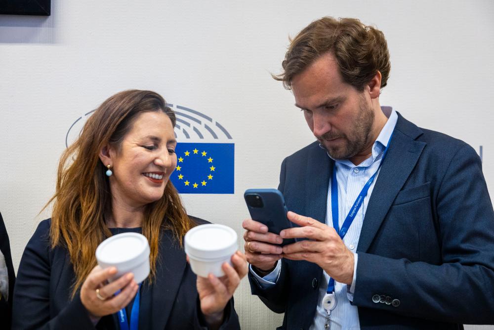 Eurodiputados probando el QR accesible y el etiquetado en braille