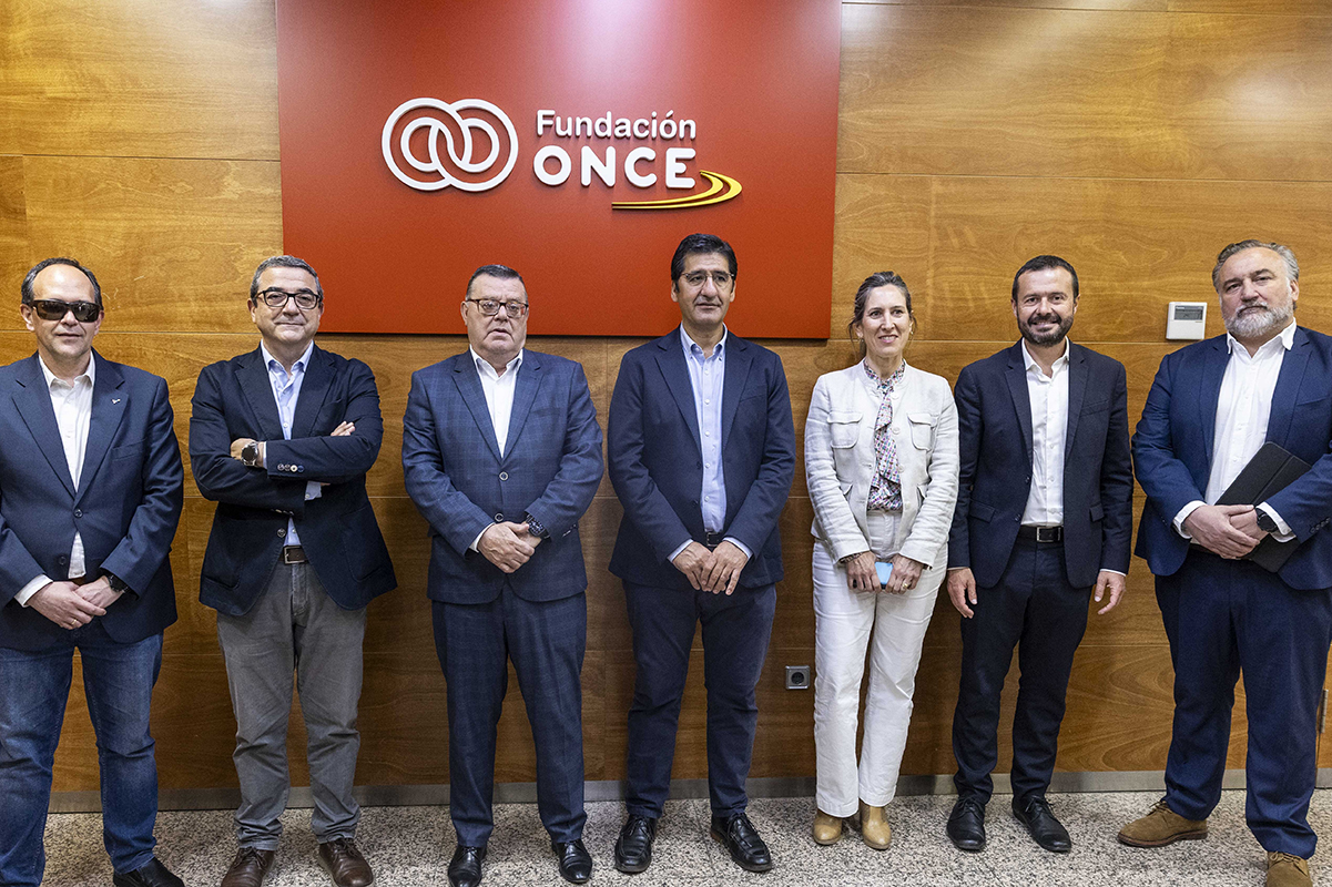 Foto de familia de la comitiva que estuvo en las instalaciones del Centro Europeo de Accesibilidad, AccessibleEU