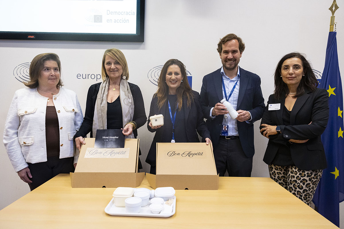 Eurodiputados junto a Bárbara Palau en la demostración de la importancia del etiquetado braille en los productos y servicios de consumo