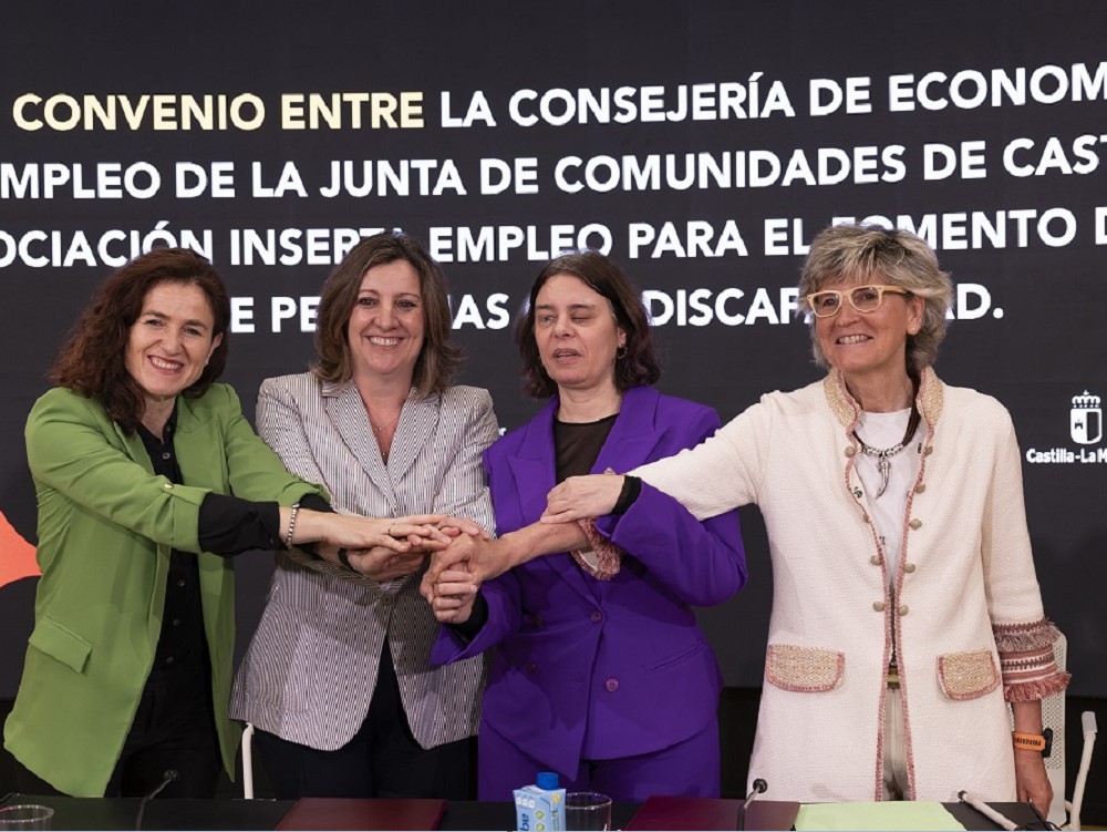 Foto de familia de la firma del acuerdo entre Inserta Empleo y la Junta de Comunidades de Castilla-La Mancha