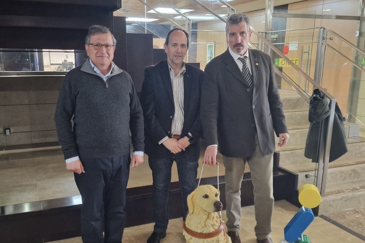 Miembros del Consejo de Colegios Profesionales de Veterinarios de Castilla-La Mancha junto a José Martínez tras la firma del acuerdo con la estatua de un perro guía