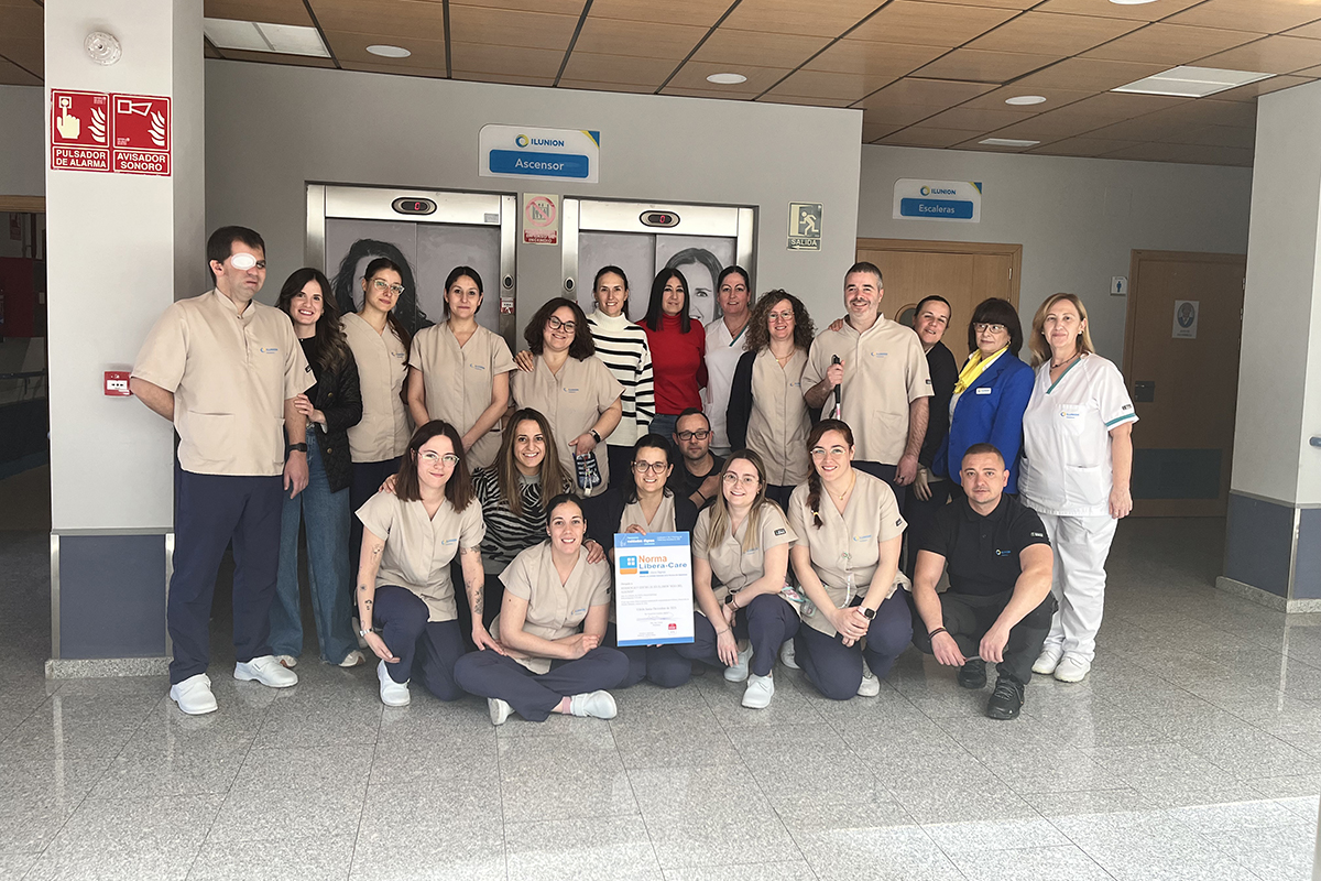 Equipo de la residencia Ilunion VidaSénior de La Solana con la certificación