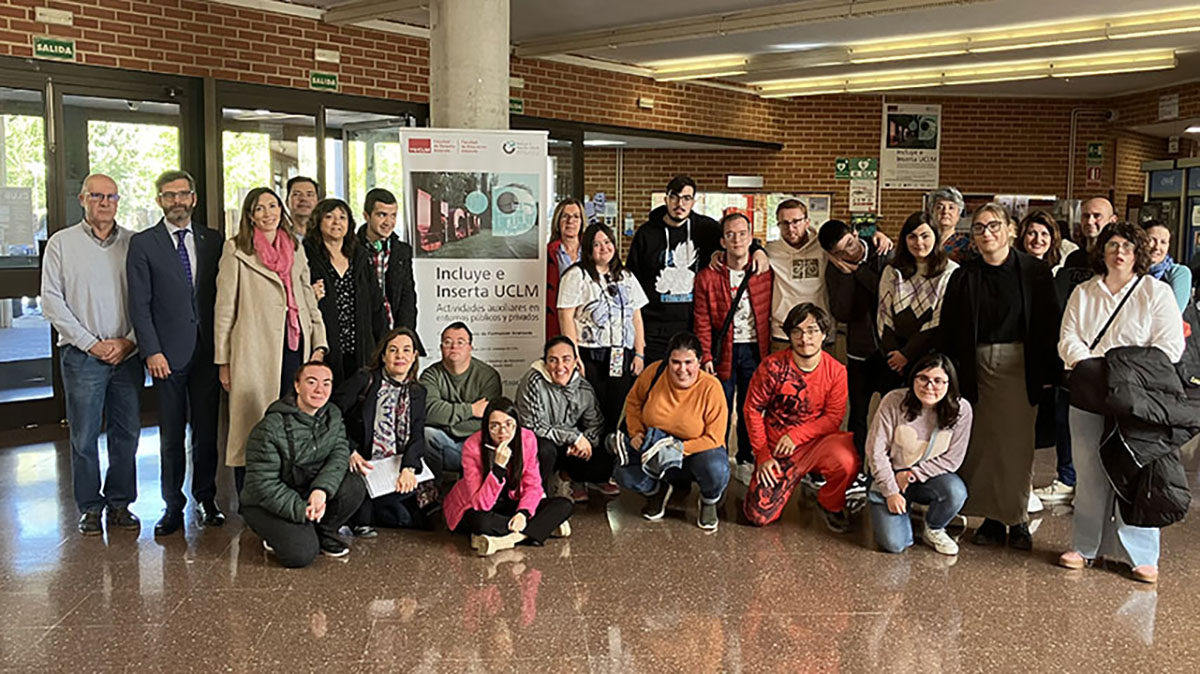 Foto de familia de los jóvenes con discapacidad intelectual graduados en la Universidad de Castilla-La Mancha en este curso