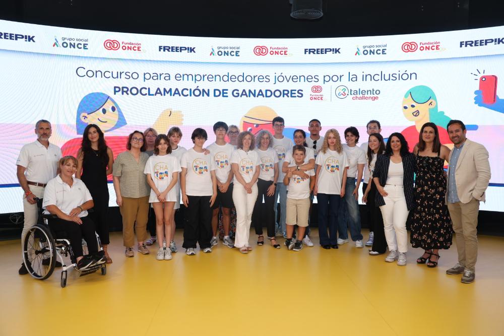 Foto de familia de los ganadores en el HUB de Por Talento Digital