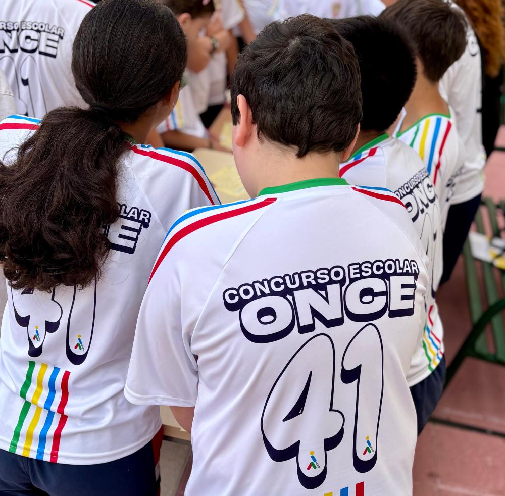 Estudiantes del ‘Colegio Santa María de la Expectación’ de Cuenca en la fiesta con la camiseta del 41 Concurso Escolar de la ONCE