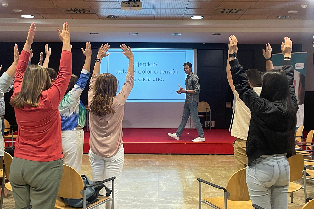 Trabajadores haciendo uno de los ejercicios durante el Taller de Higiene Postural