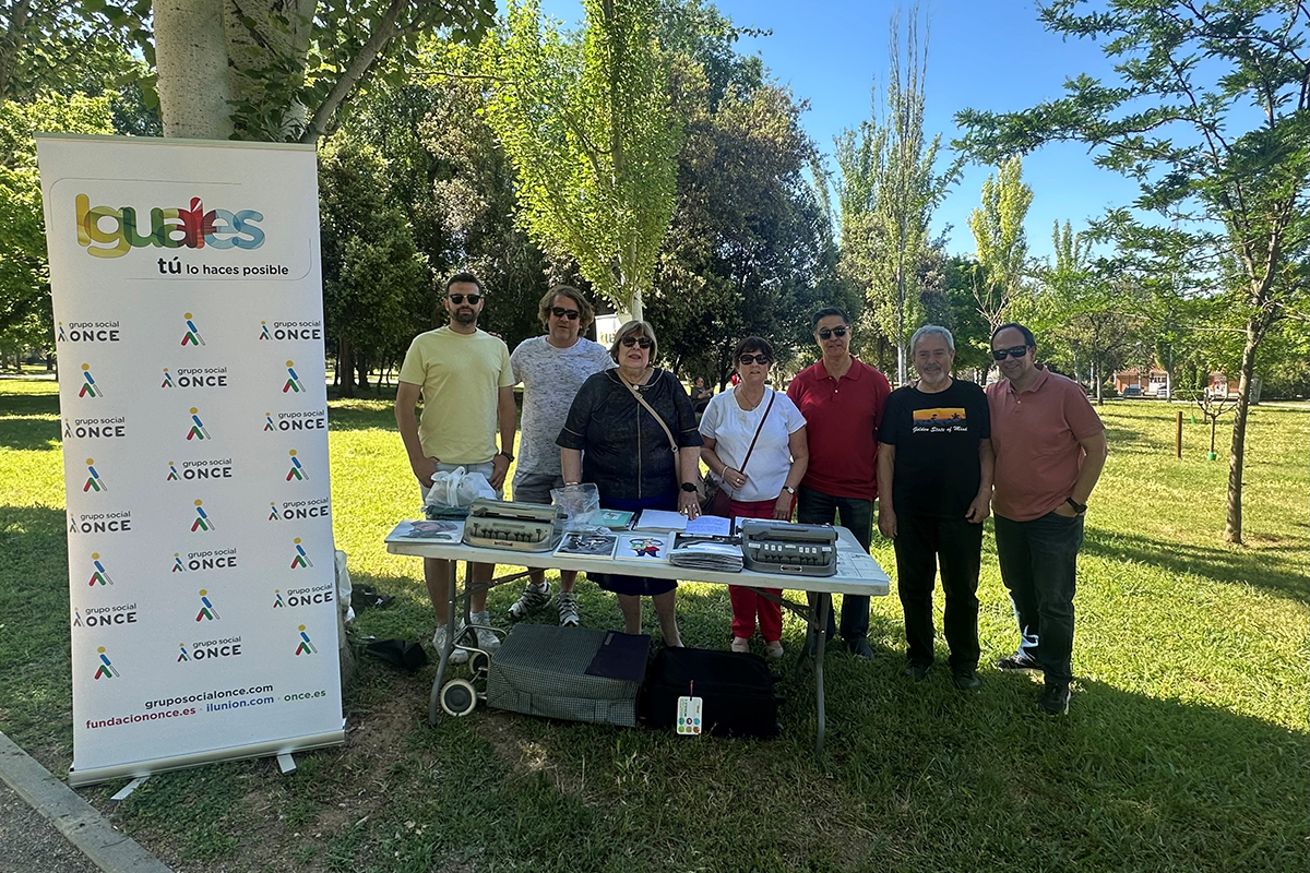 Miembros del Grupo Social ONCE participantes en la jornada de Toledo Somos Familia con una muestra de materiales de escritura utilizado por las personas con discapacidad visual