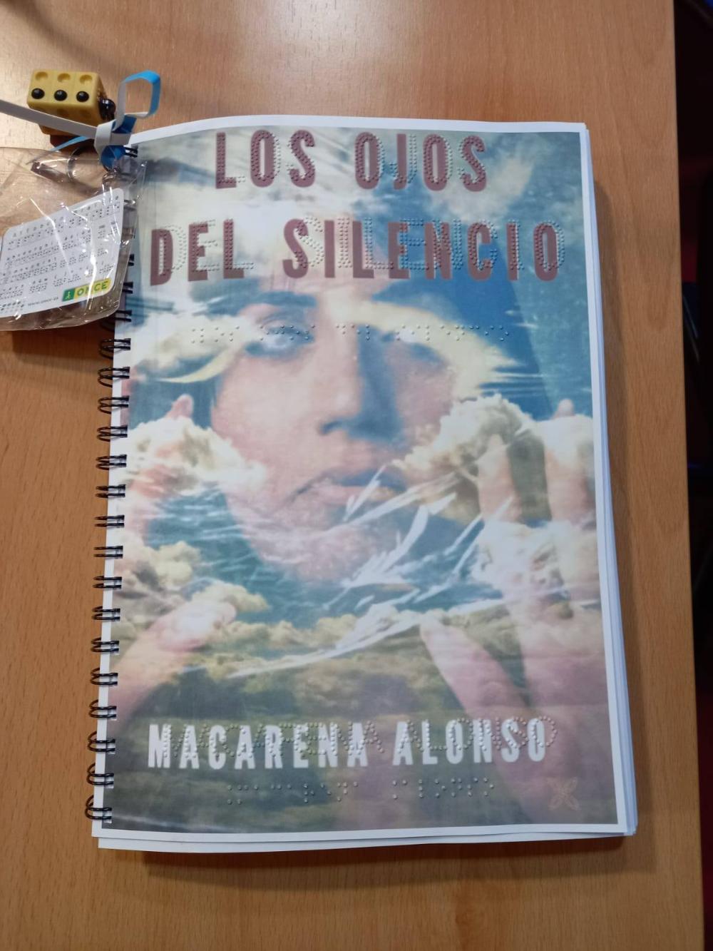 Ejemplar en braille entregado a la autora