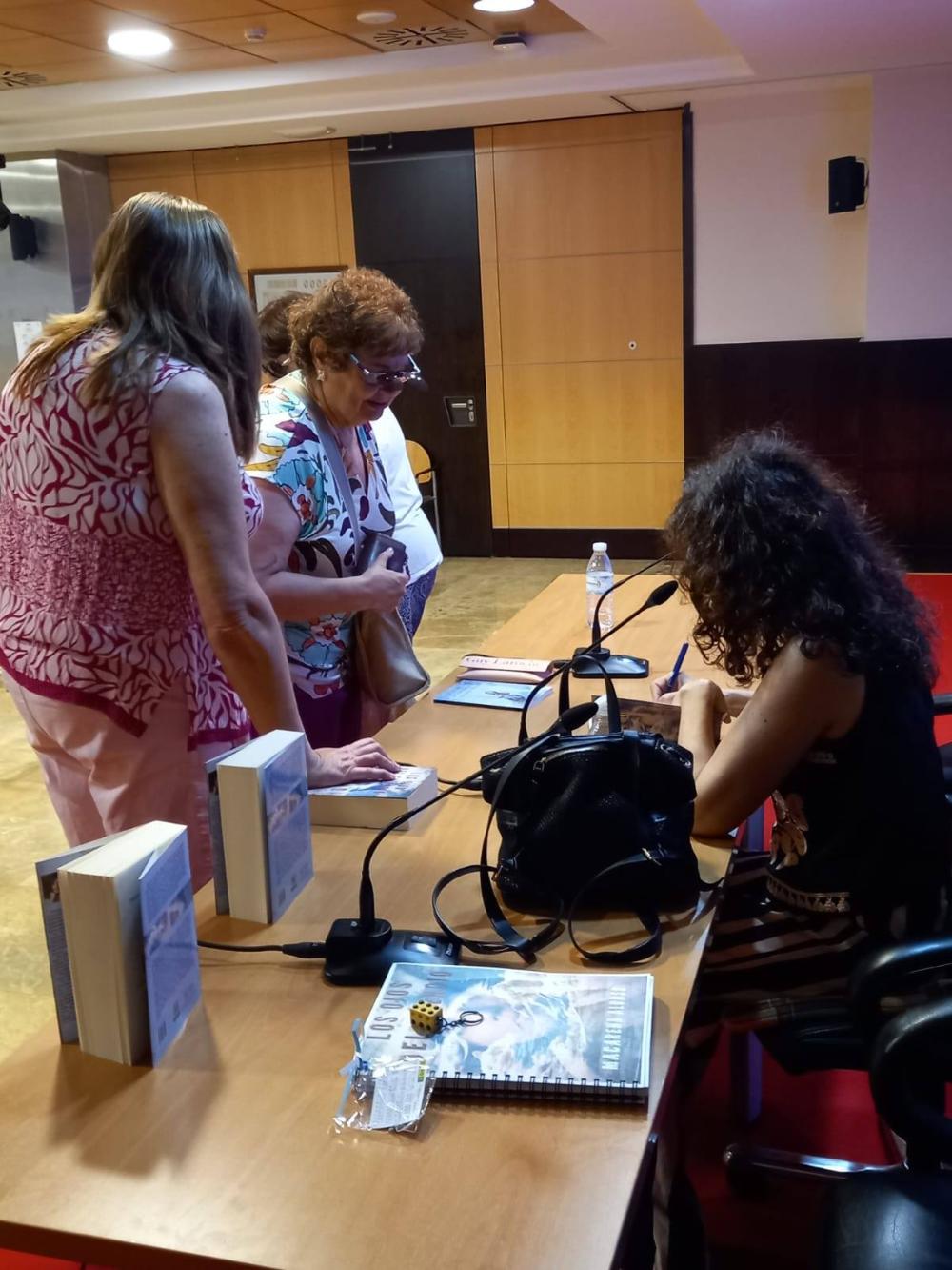 Macarena Alonso firmando un ejemplar a varios integrantes del Club de Lectura