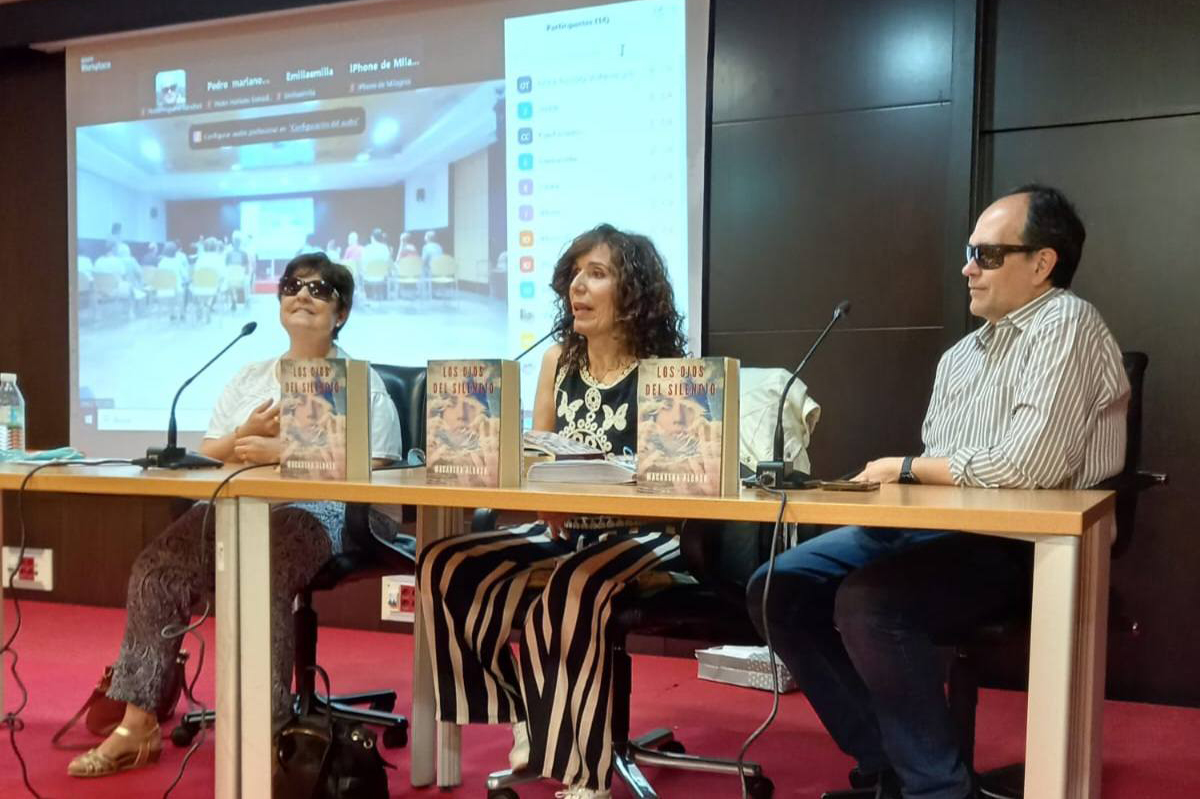 Macarena Alonso, autora de la obra; Mª José Vaquero, mujer con discapacidad visual en la que se inspiró el personaje de Adela; y José Martínez, presidente del Consejo Territorial de Castilla-La Mancha durante al presentación de la novela