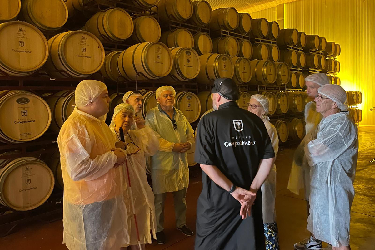 Personas con discapacidad visual durante la visita a las bodegas Campoameno