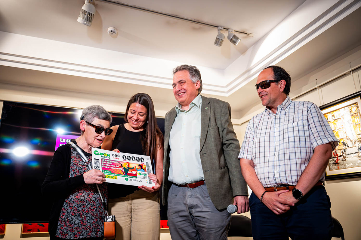 Bárbara G Torijano entrega a Mª Jesús Cañamares, una copia del cupón, junto a responsables ONCE Castilla-La Mancha