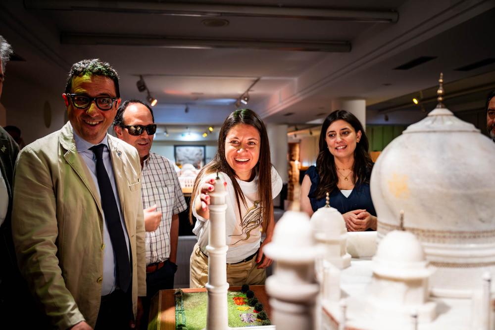 Bárbara García Torijano toca la maqueta del Taj Mahal, expuesta en el Museo Tiflológico de la ONCE