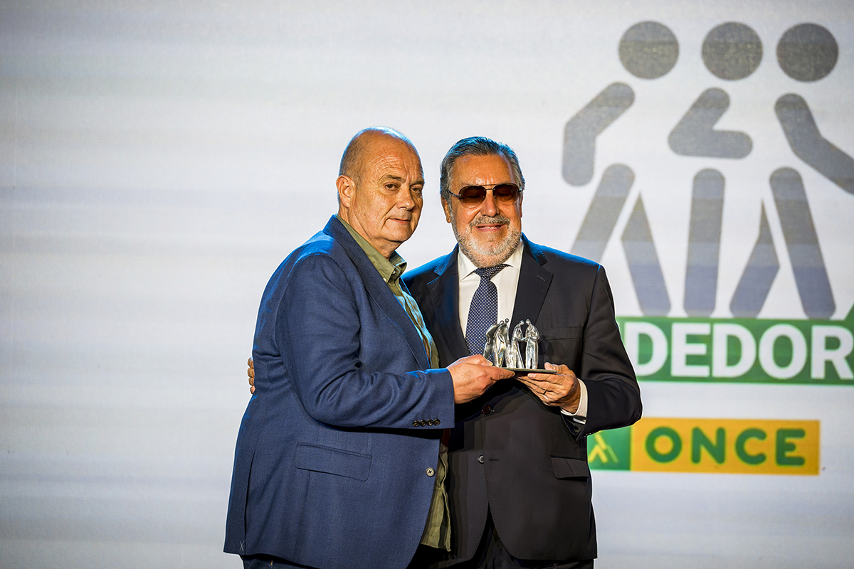 Diego Garijo recibiendo el premio a mejor vendedor del año de la mano de Miguel Carballeda, presidente del Grupo Social ONCE