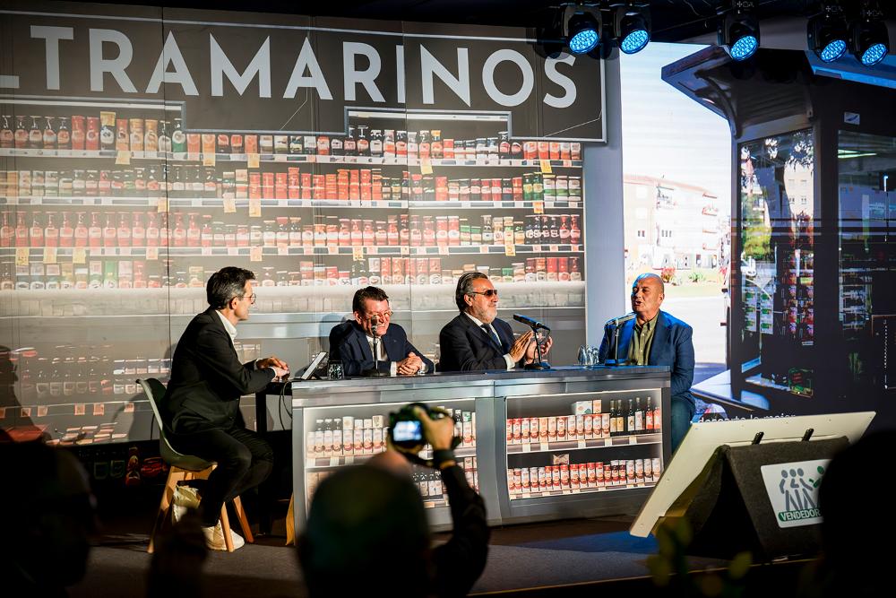 Diego Garijo sobre el escenario hablando con Ángel Sánchez, director general de la ONCE y Miguel Carballeda, presidente del Grupo Social ONCE