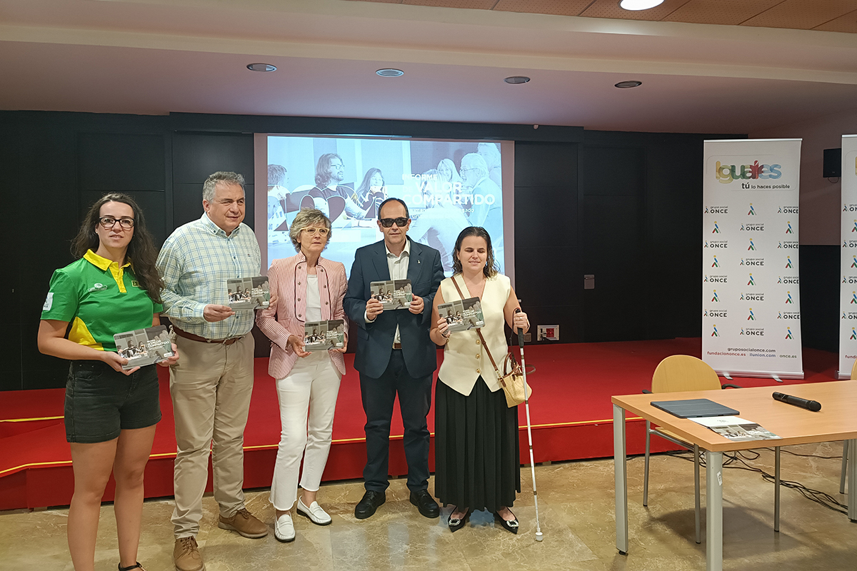 Foto de familia de la presentación del Informe de Valor Compartido del Grupo Social ONCE en Castilla-La Mancha