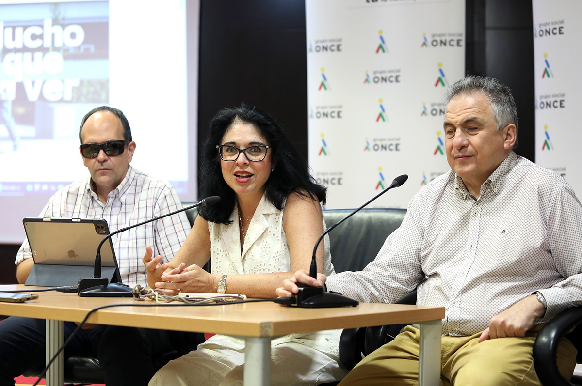 la concejala de Asuntos Sociales del Ayuntamiento de Toledo, Marisol Illescas; el delegado de la ONCE en Castilla-La Mancha, Carlos Javier Hernández; y el presidente del Consejo Territorial de la ONCE, José Martínez presentando las actividades