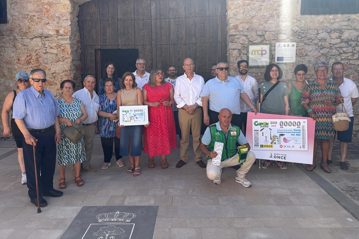 Foto de familia tras la presentación del cupón dedicado a la Feria del Ajo de las Pedroñeras