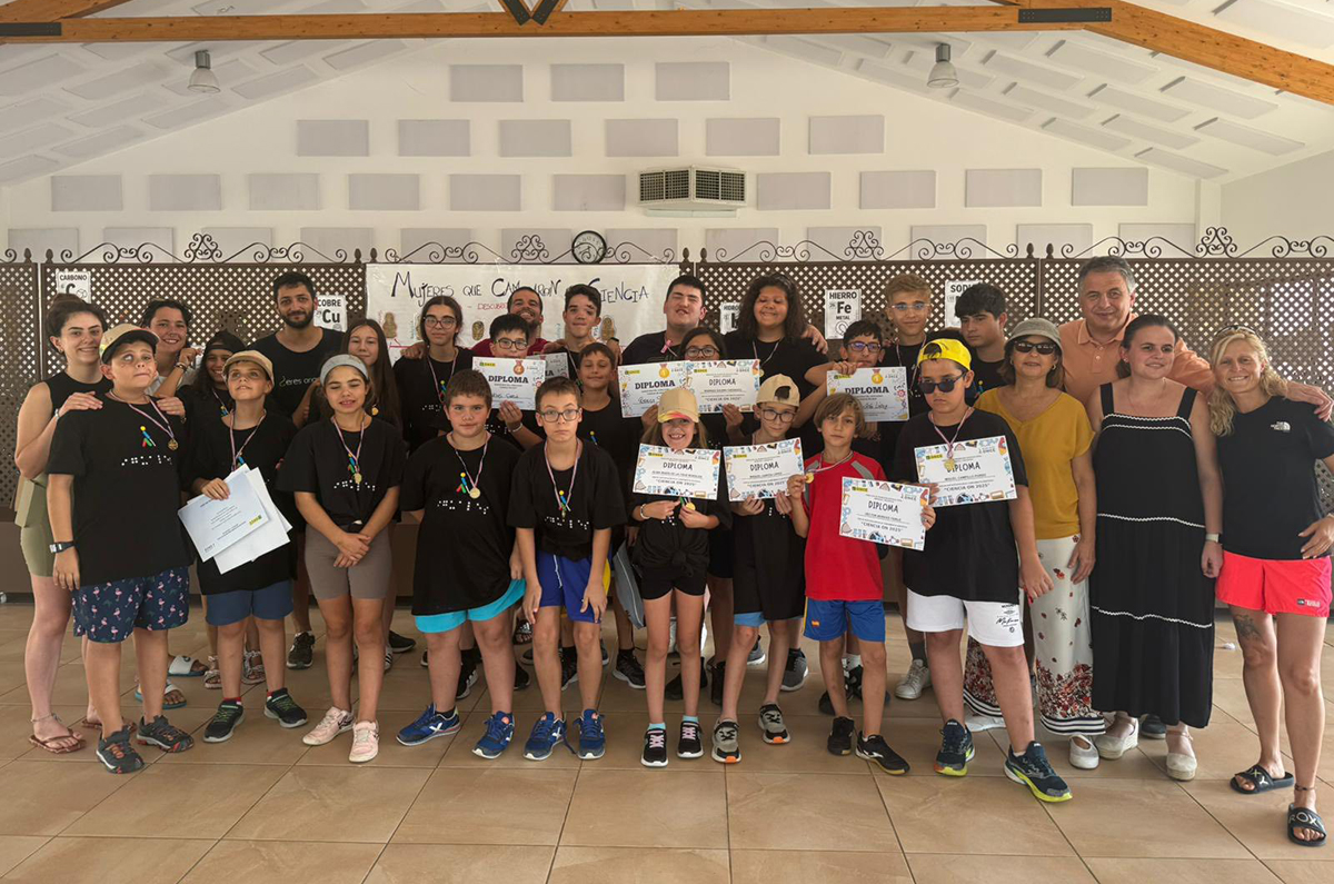 Foto de familia de los niños y niñas del campamento recibiendo su diploma