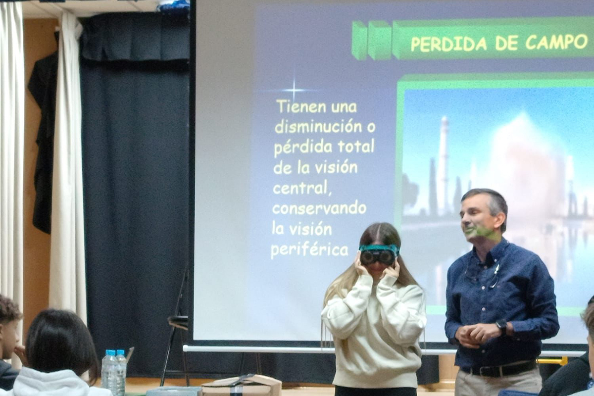 Daniel Hormigos, técnico de rehabilitación de la ONCE, con una alumna que lleva puestas unas gafas de simulación de la discapacidad visual