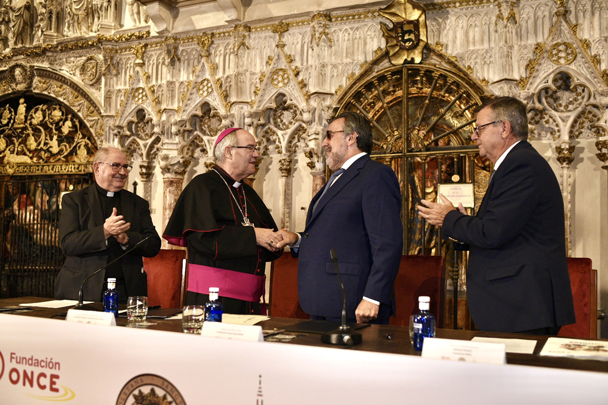 Francisco Cerro, arzobispo de Toledo, y Miguel Carballeda, presidente del Grupo Social ONCE, firmando el acuerdo