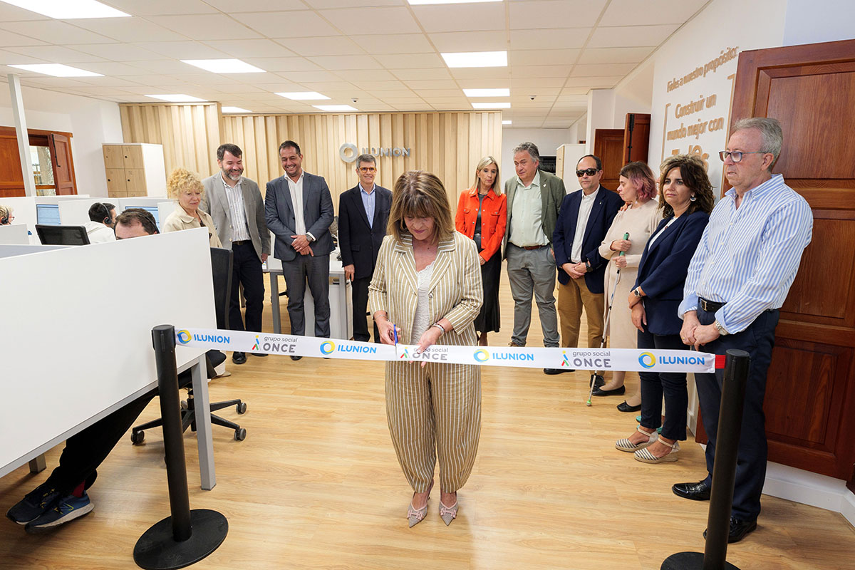 Momento de la inauguración cortando la cinta de ilunion