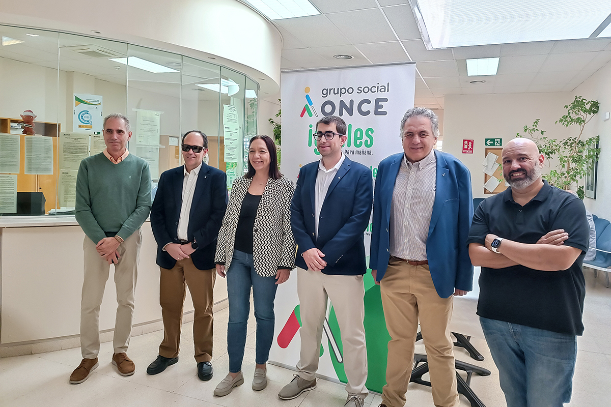Rubén Jiménez junto a los trabajadores de la Agencia de Alcázar de San Juan acompañado por la alcaldesa de Alcázar de San Juan, José Martínez y Carlos Javier Hernández