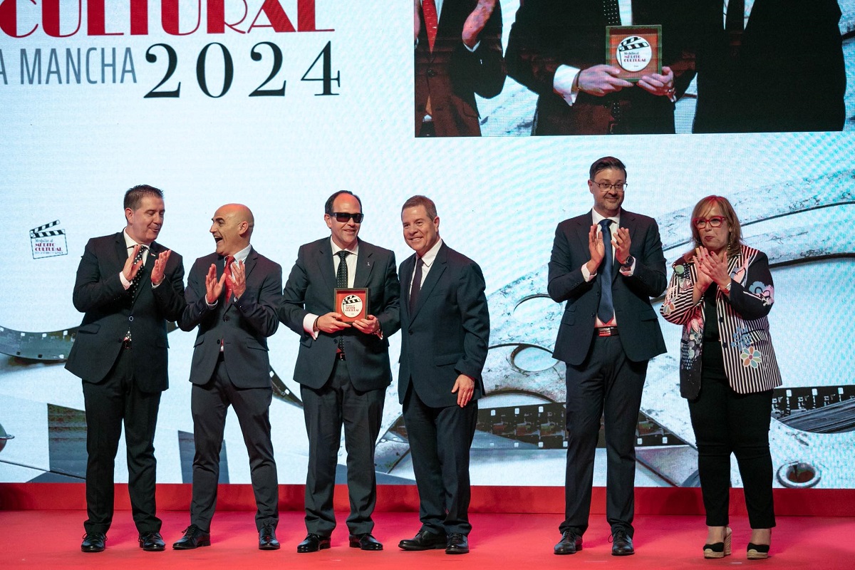 José Martínez recibiendo la medalla al mérito cultura de manos de Emiliano García-Page