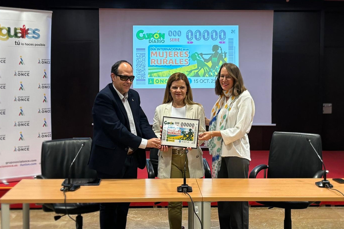 José Martínez, presidente del Consejo Territorial de la ONCE en Castilla-La Mancha, Estela Sánchez jefa del Departamento de Organización y Talento de la ONCE en la comunidad y Lourdes Luna, directora del Instituto de la Mujer, presentando el cupón