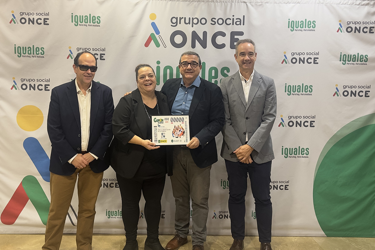 José Martínez, presidente del Consejo Territorial de la ONCE en Castilla-La Mancha, entregando una lámina enmarcada con este cupón a Mar González, presidenta de la EAPN en la región, que ha estado acompañada de Jose Antonio Romero, presidente de la Mesa del Tercer Sector y Raul del Viso, gerente de EAPN- CLM.