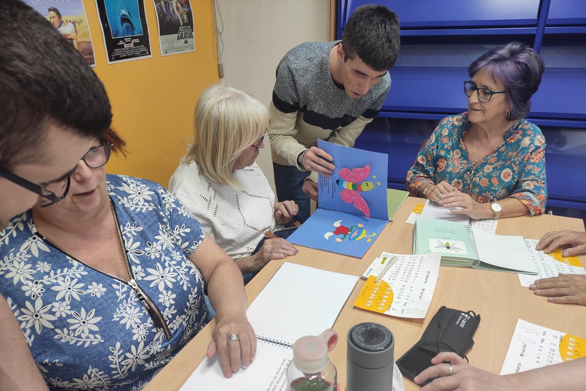 Víctor Amores mostrando los cuentos multiformato a los asistentes al curso