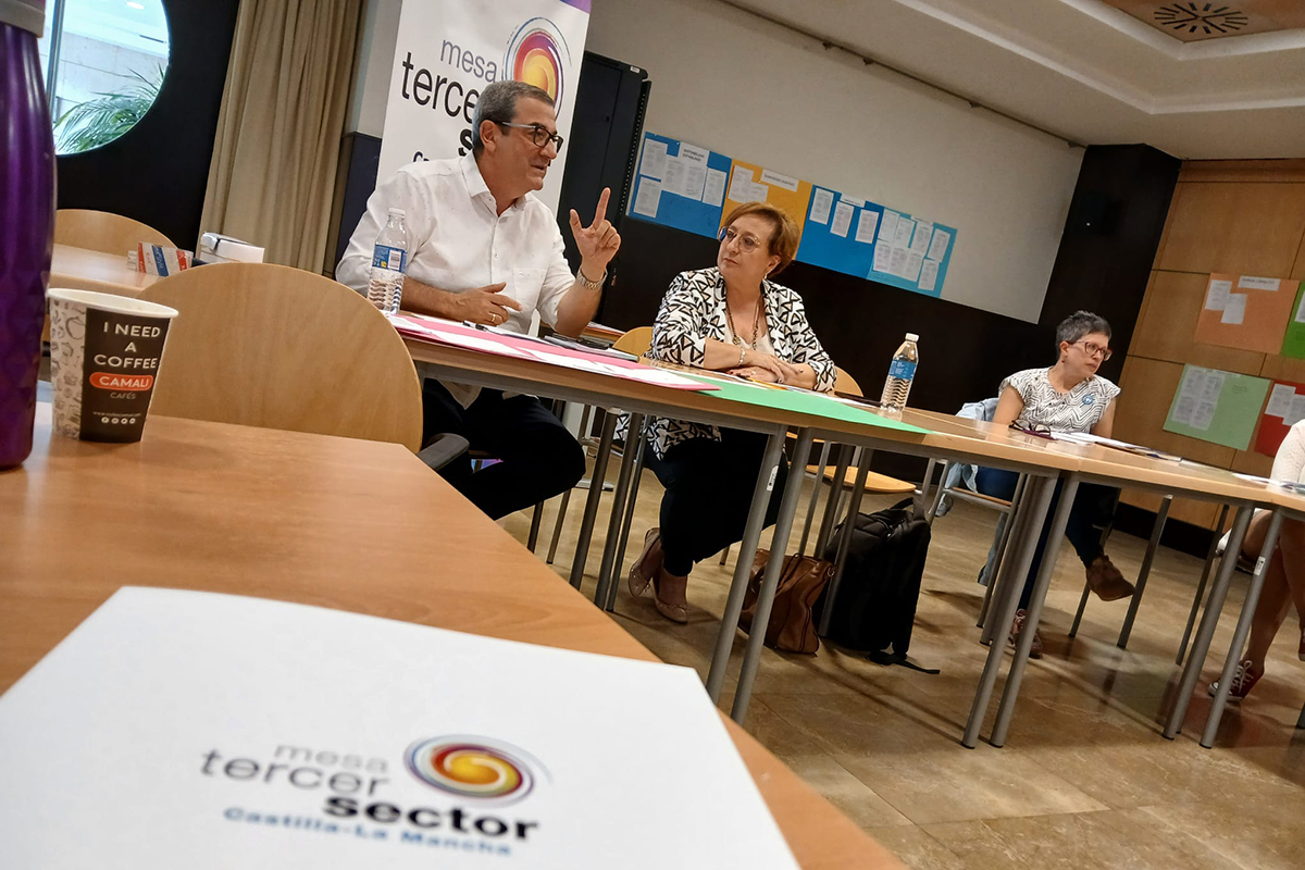 el presidente de la Mesa del Tercer Sector, José Antonio Romero Manzanares, y la viceconsejera de Prestaciones y Servicios Sociales, Guadalupe Martín, explicando la dinámica de trabajo