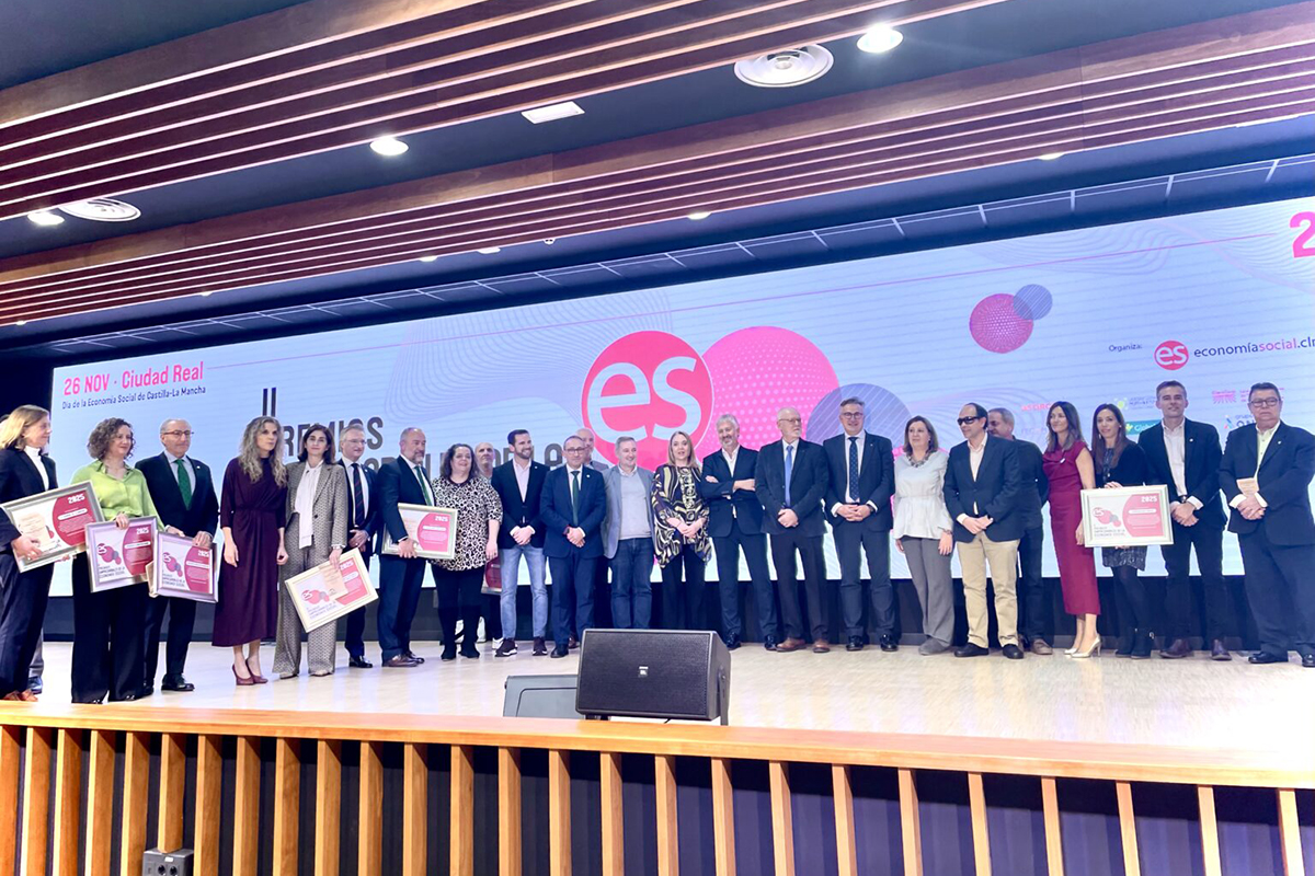 Foto de familia de todas las empresas reconocidas en los II Premios Empresariales de la Economía Social de Castilla-La Mancha