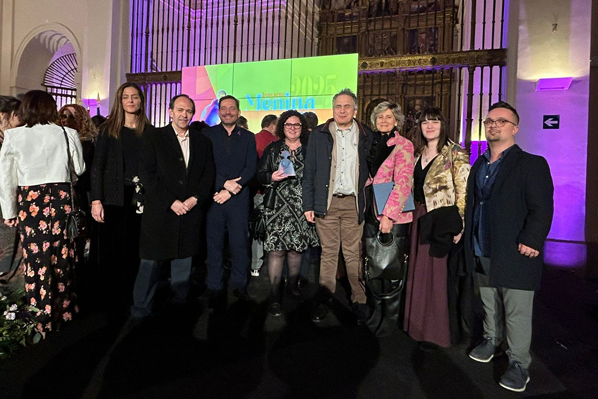 Foto familia de Inserta Empleo Ciudad Real y representantes del Grupo Social ONCE con el premio Menina 2025