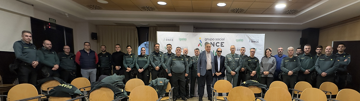 Foto de familia de los formadores del Grupo Social ONCE y los miembros de la Guardia Civil tras la jornada de sensibilización