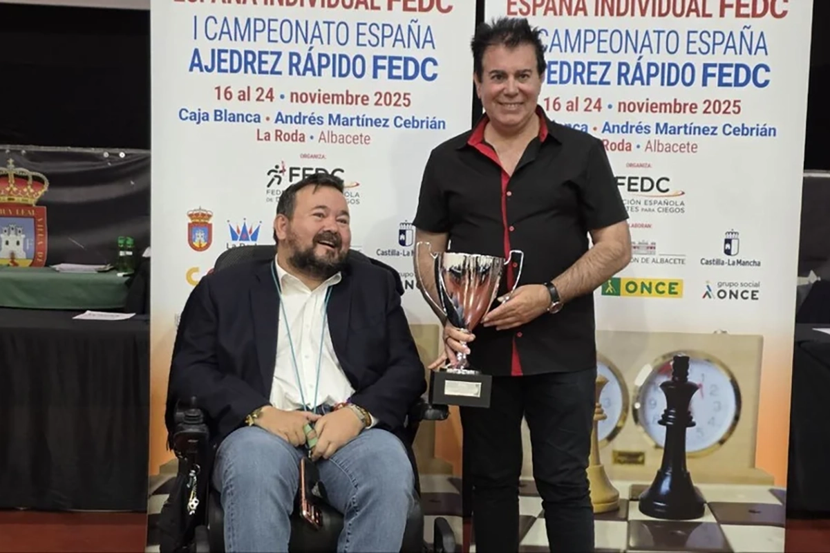 José Manuel Vela, ganador recogiendo el premio, de mano de Juan Ramón Amores, alcalde de La Roda