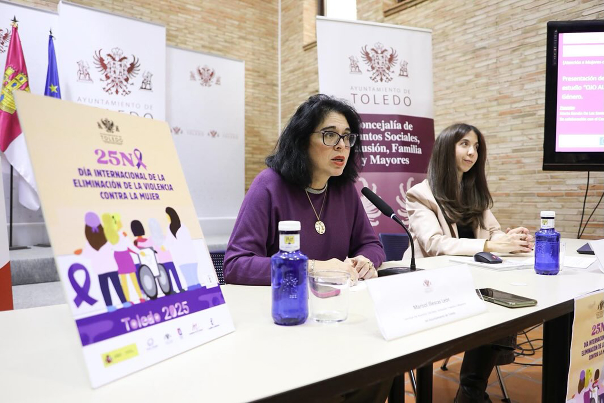 Marisol Illescas, concejala de Asuntos Sociales, Inclusión, Familia y Mayores en Toledo, y Marta Barrón, técnica de la Fundación ONCE, durante la presentación del estudio