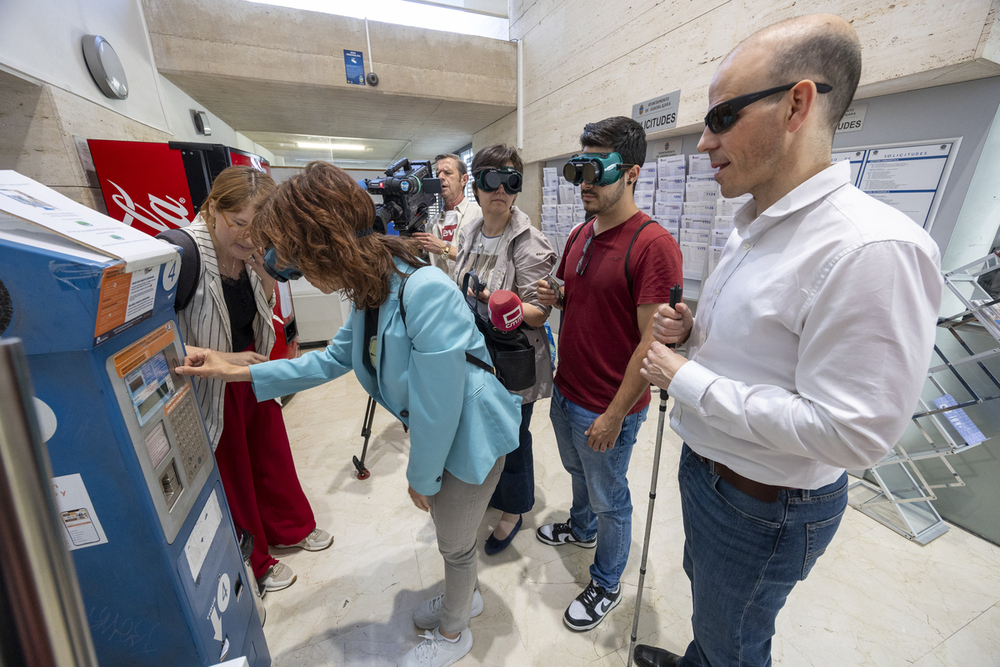 Francisco Marfil y Elvira Asensio junto a los participantes con las gafas de simulación