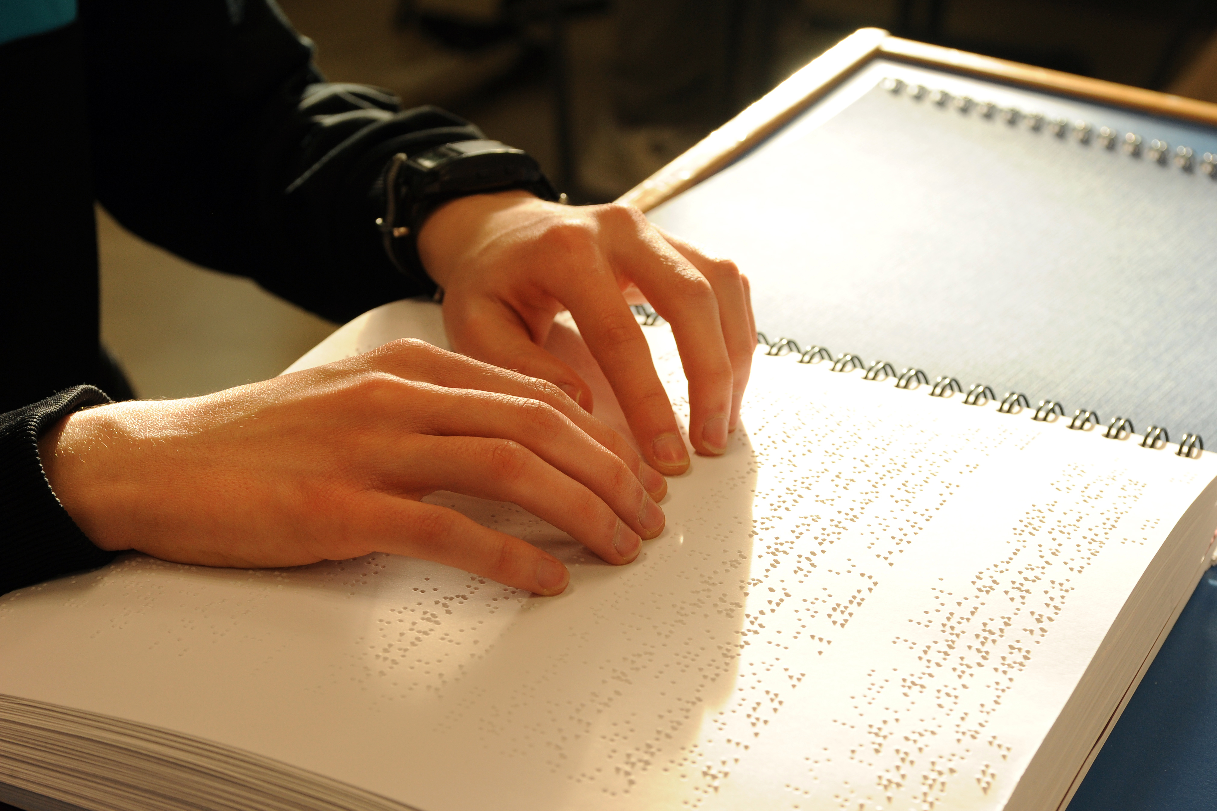 Detalle de unas manos leyendo en braille