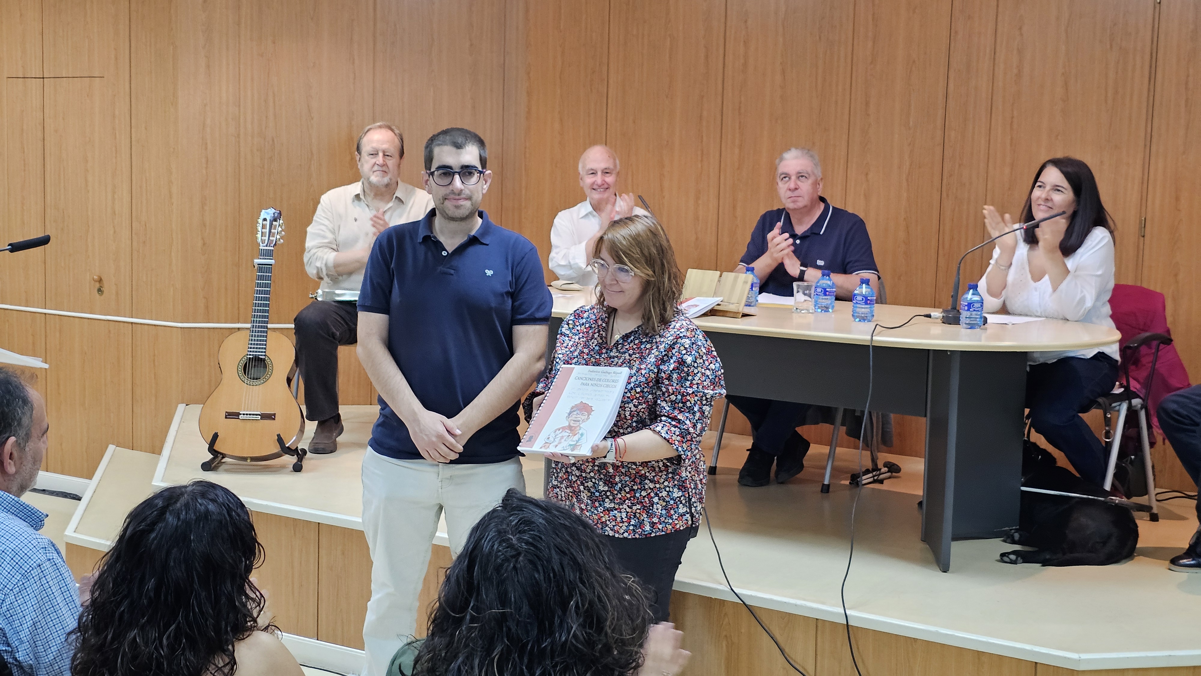 Rubén Jiménez haciendo entrega de un ejemplar en braille a Leticia Moya, directora de la Biblioteca Municipal ‘Lope de Vega’