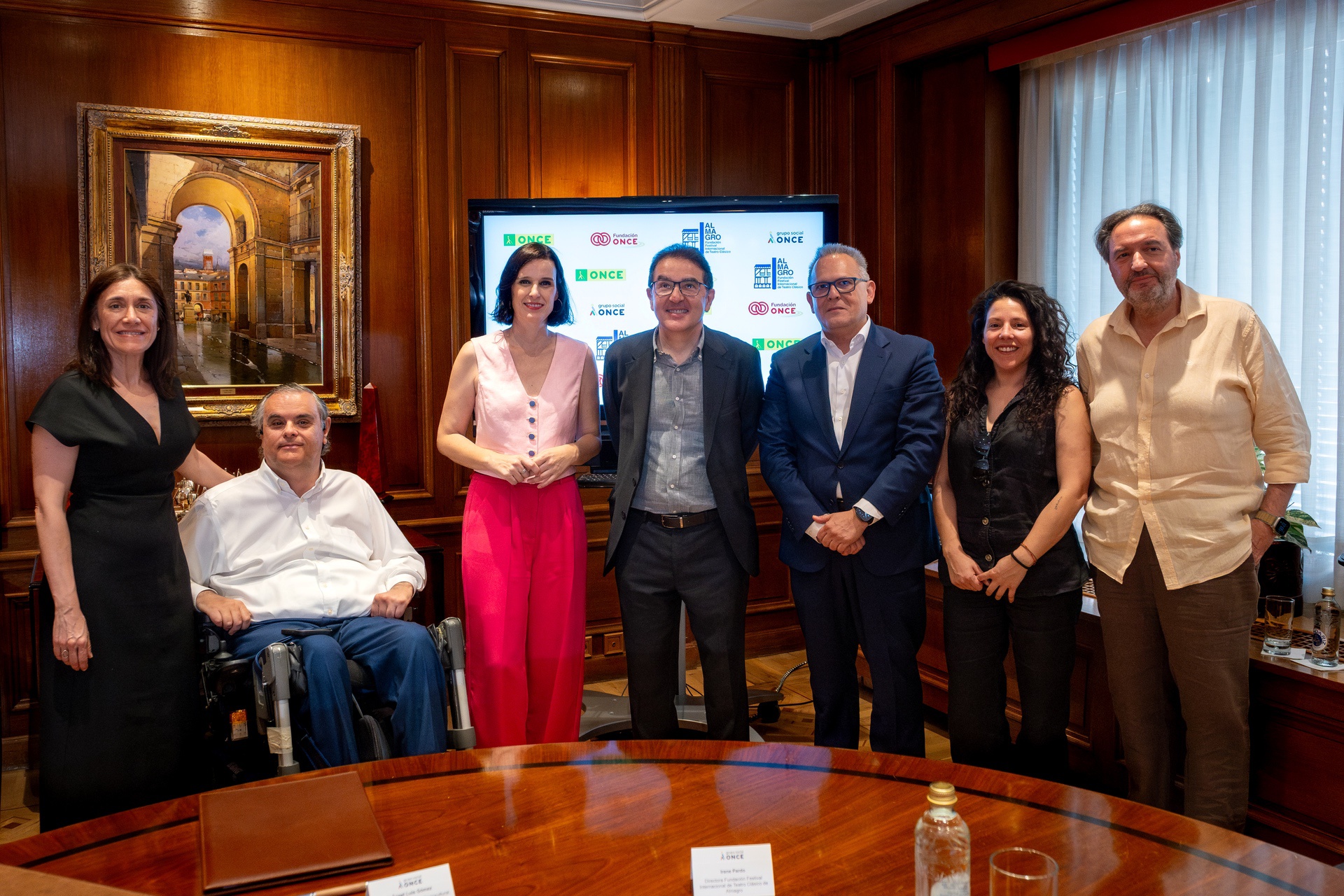 Miembros de ONCE y Fundación ONCE junto a Irene Pardo durante la firma del convenio