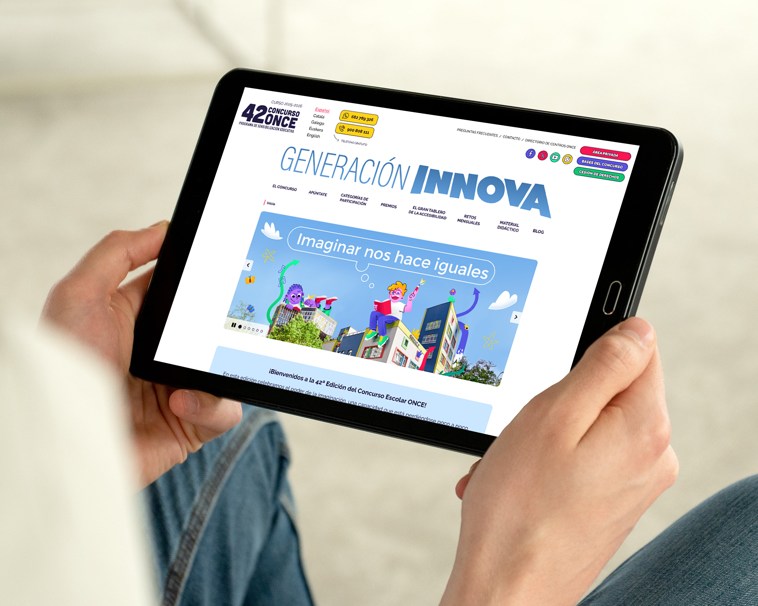 Detalle de una tablet en la que se está navegando por la web del Concurso Escolar de la ONCE