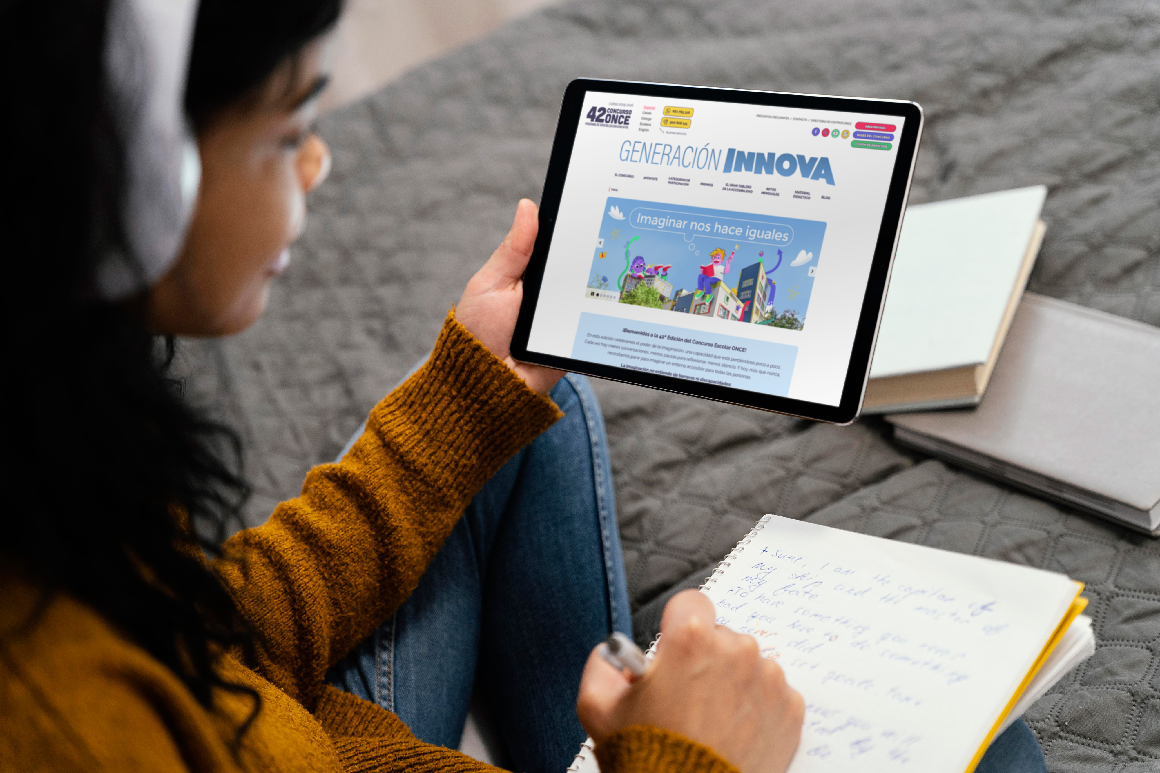 Una alumna con una tablet navegando por la web del Concurso Escolar de la ONCE