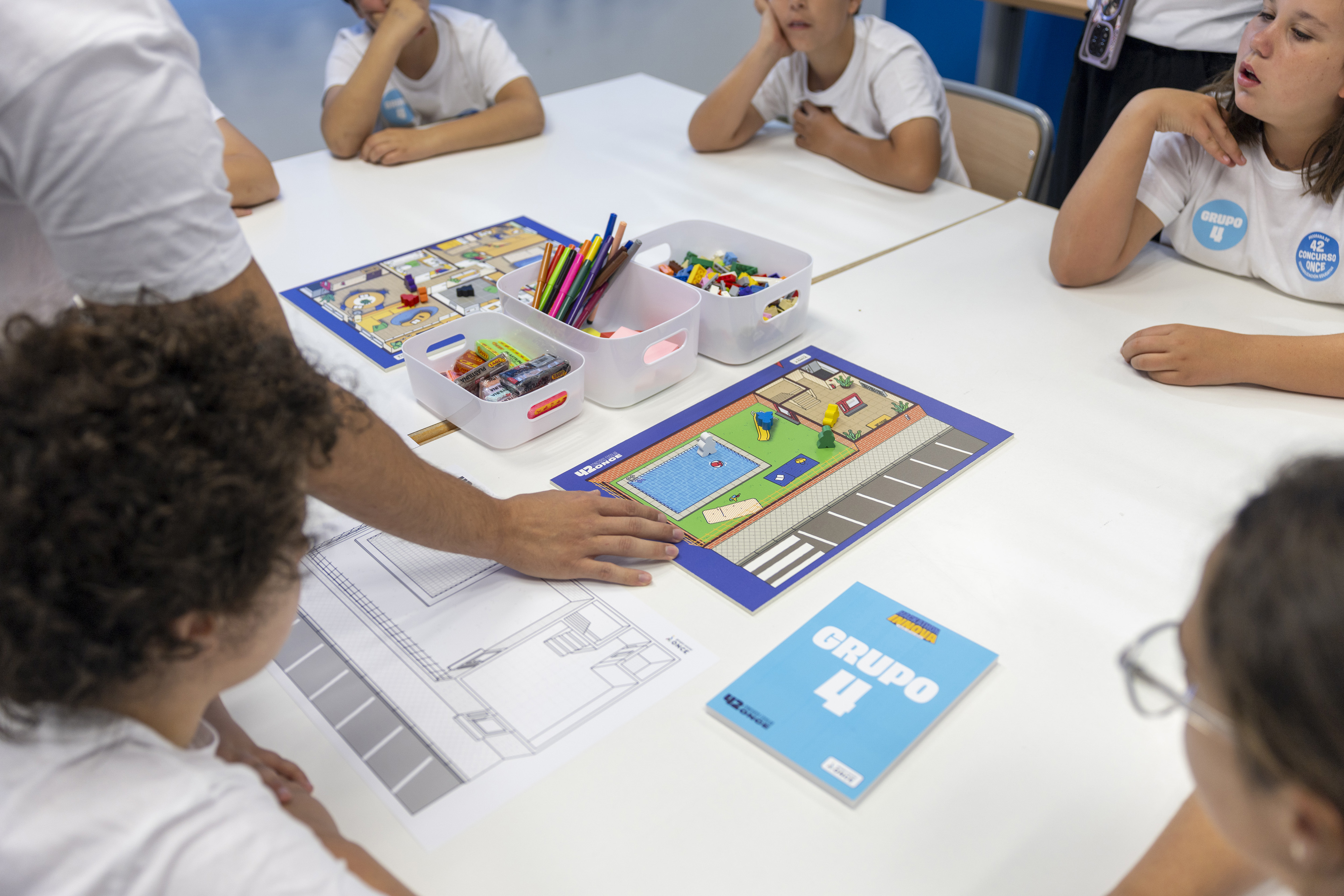 Varios alumnos trabajando en la 42 edición del Concurso Escolar de la ONCE