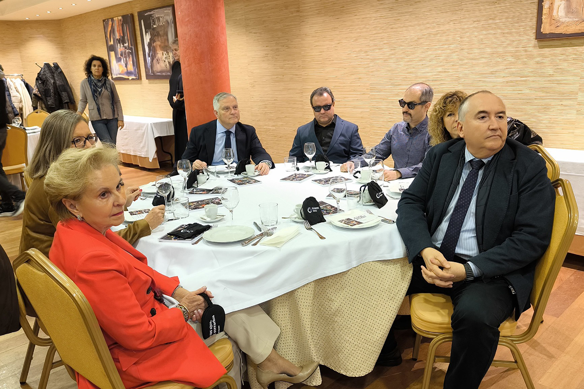 Una de las mesas en las que se realizó la jornada de desayuno a ciegas en la que está sentado el alcalde de Ciudad Real junto a Lorenzo Villahermosa